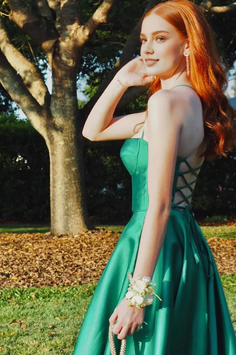 Robe longue trapèze jaune à bretelles spaghetti et fente pour bal de promo 