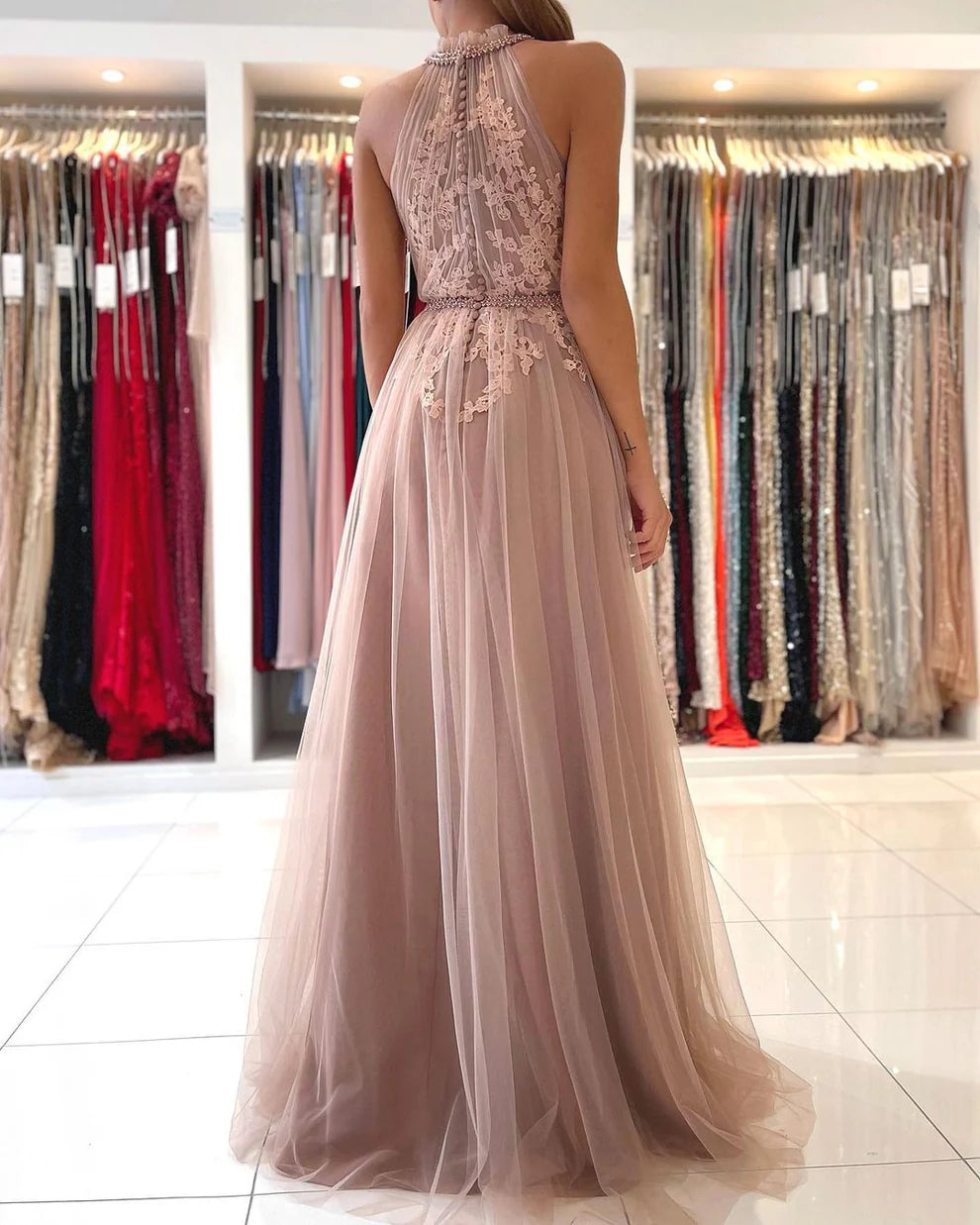 Robe Weitese : Superbe robe de bal trapèze longue en tulle à col montant et appliques en dentelle 