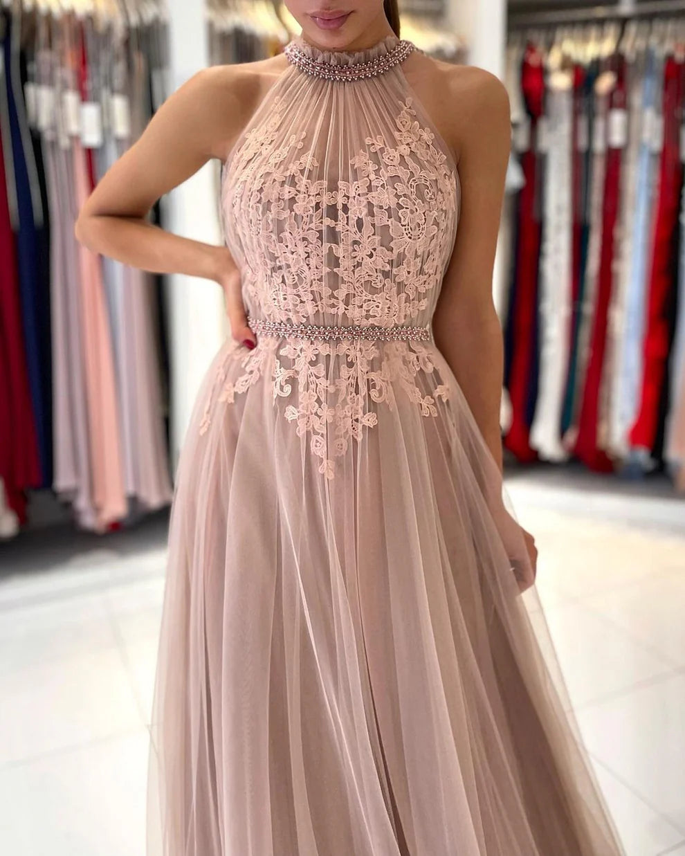Robe Weitese : Superbe robe de bal trapèze longue en tulle à col montant et appliques en dentelle 