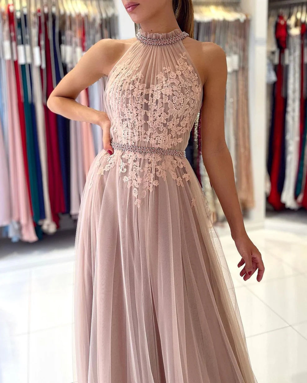 Robe Weitese : Superbe robe de bal trapèze longue en tulle à col montant et appliques en dentelle 