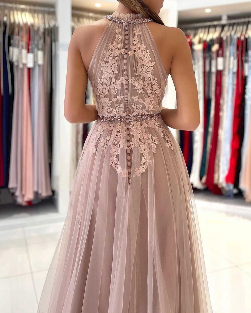 Robe Weitese : Superbe robe de bal trapèze longue en tulle à col montant et appliques en dentelle 
