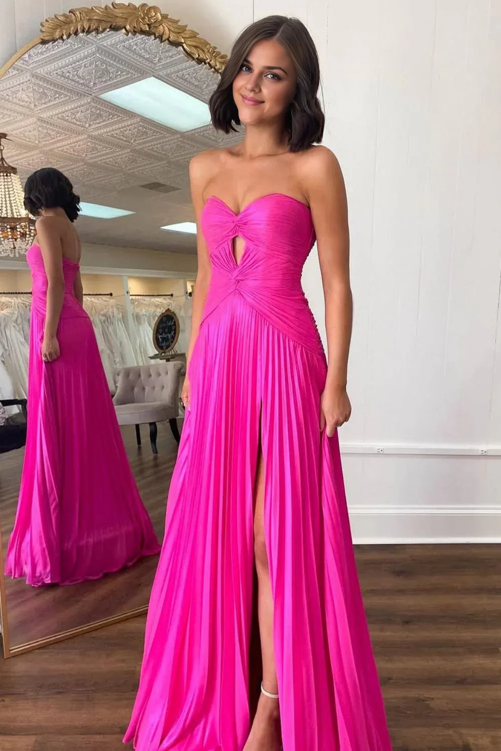 Robe de bal élégante en satin plissé avec décolleté en cœur et fente 