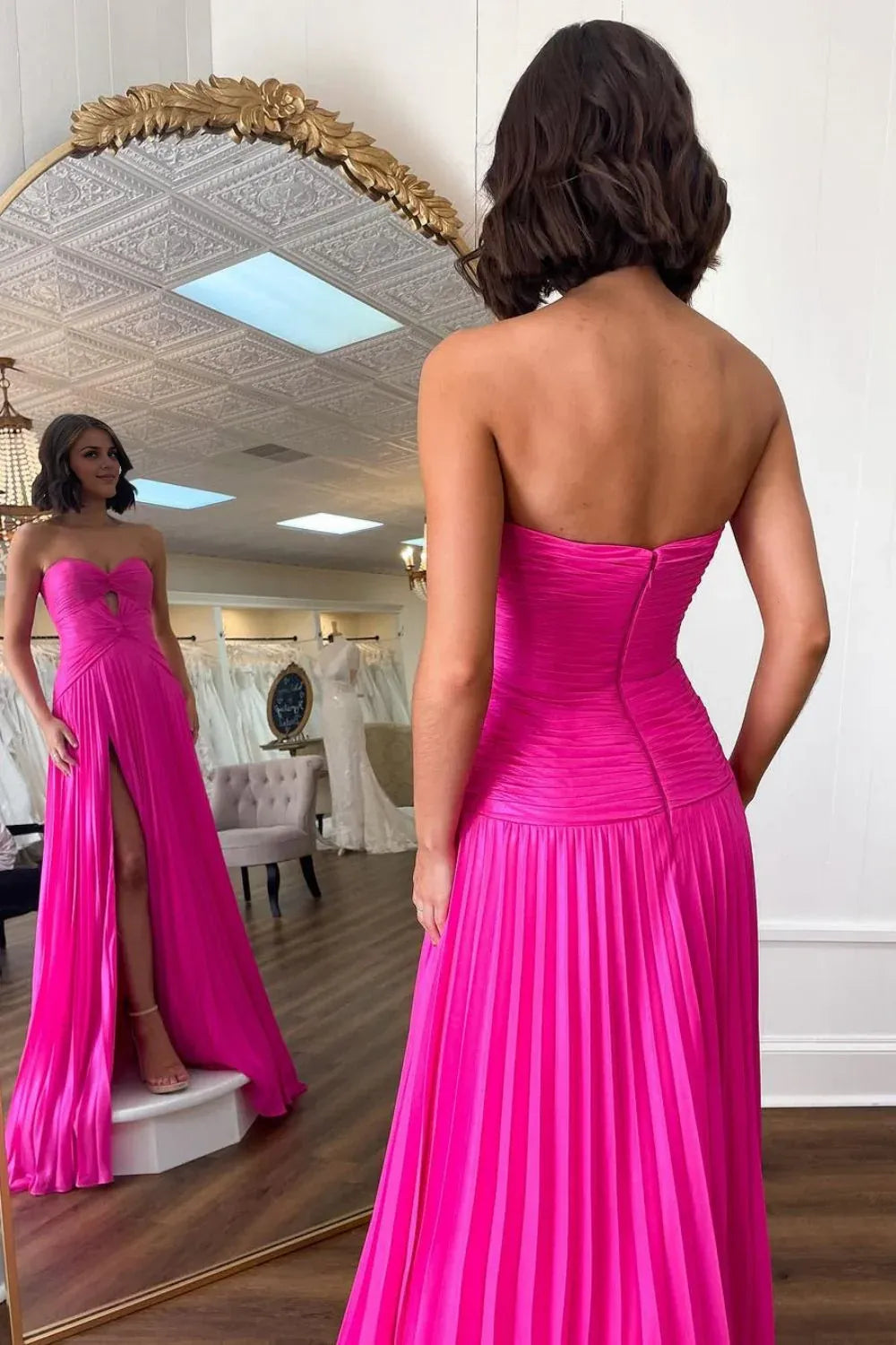 Robe de bal élégante en satin plissé avec décolleté en cœur et fente 