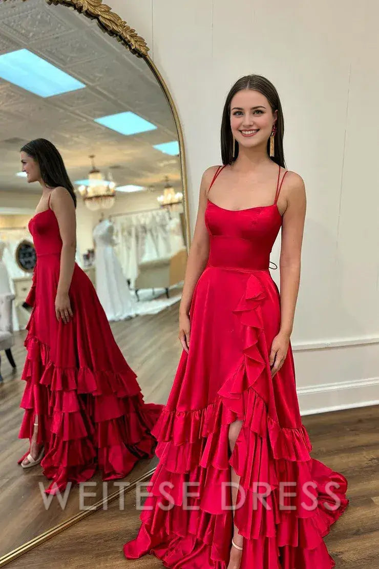 Robe de bal longue en satin rouge à volants et décolleté en cœur avec fente