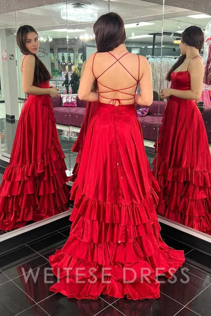 Robe de bal longue en satin rouge à volants et décolleté en cœur avec fente