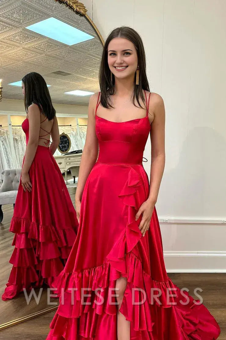 Robe de bal longue en satin rouge à volants et décolleté en cœur avec fente