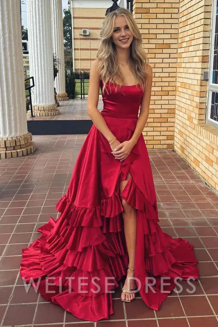 Robe de bal longue en satin rouge à volants et décolleté en cœur avec fente