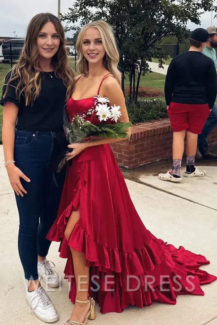 Robe de bal longue en satin rouge à volants et décolleté en cœur avec fente