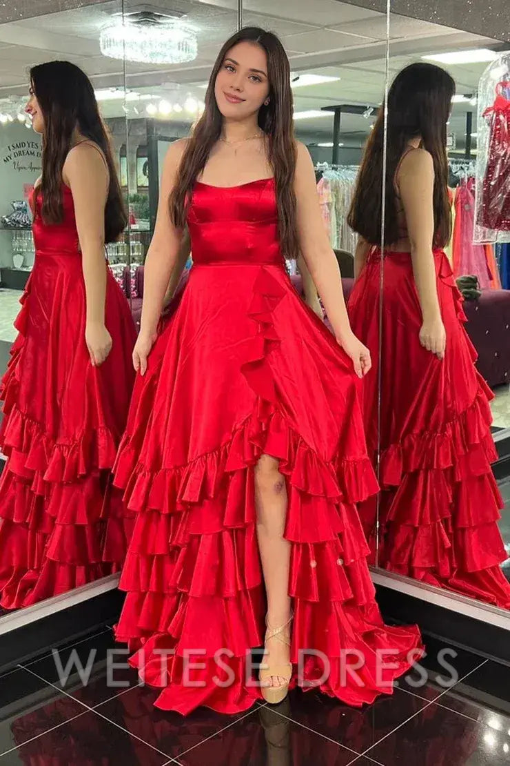 Robe de bal longue en satin rouge à volants et décolleté en cœur avec fente