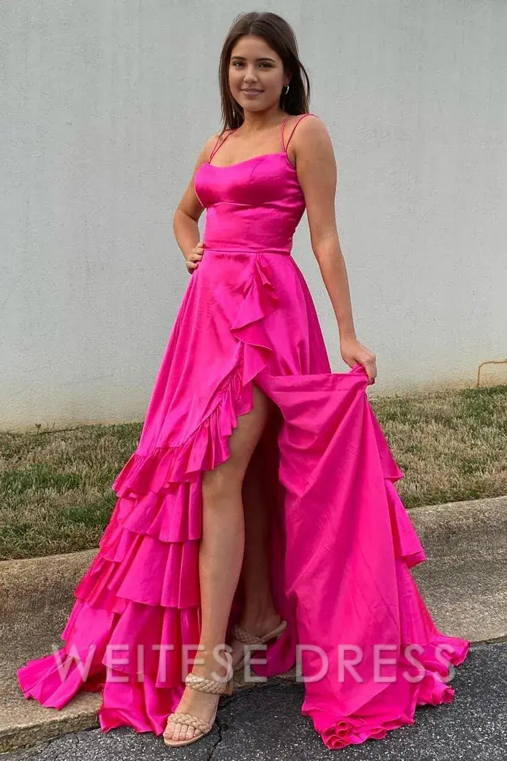 Robe de bal longue en satin rouge à volants et décolleté en cœur avec fente