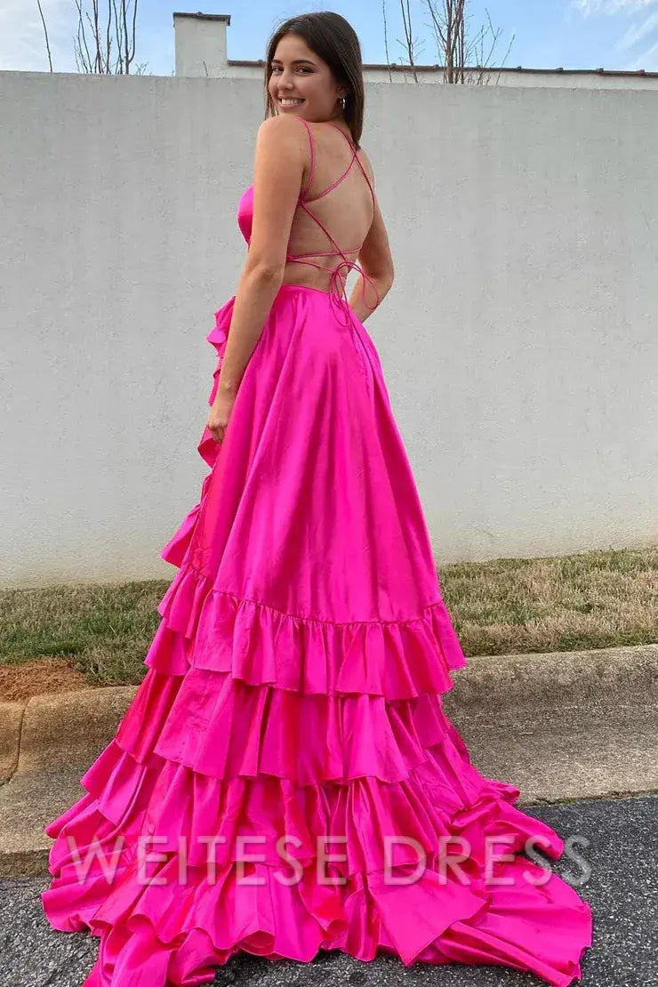 Robe de bal longue en satin rouge à volants et décolleté en cœur avec fente