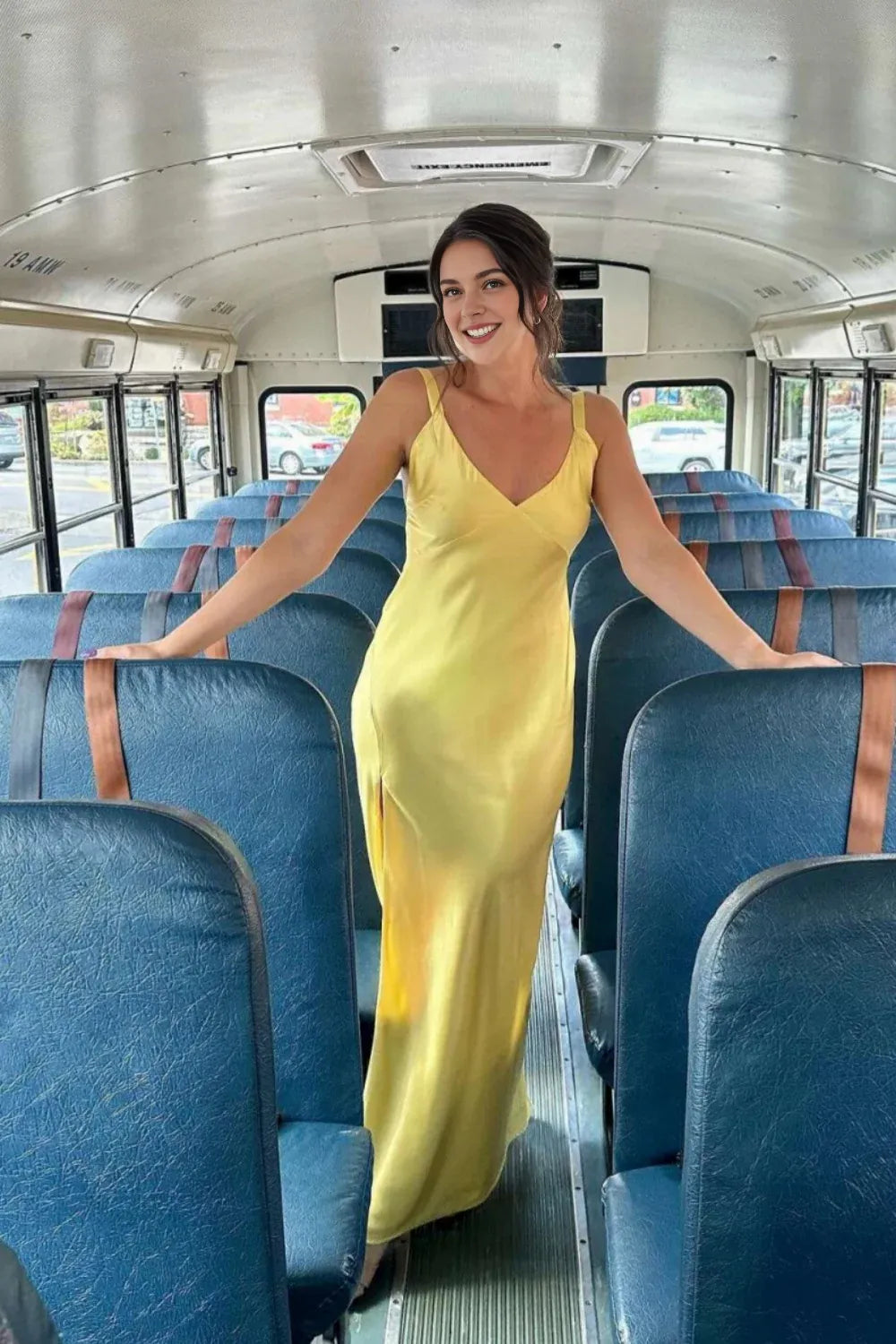 Robe longue en satin jaune à col en V et fente pour bal de promo 