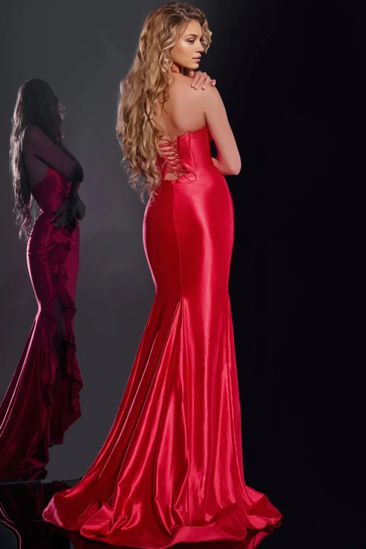 Robe Weitese en satin rouge vibrant, coupe glamour, décolleté en V profond, volants et fente haute spectaculaire. 