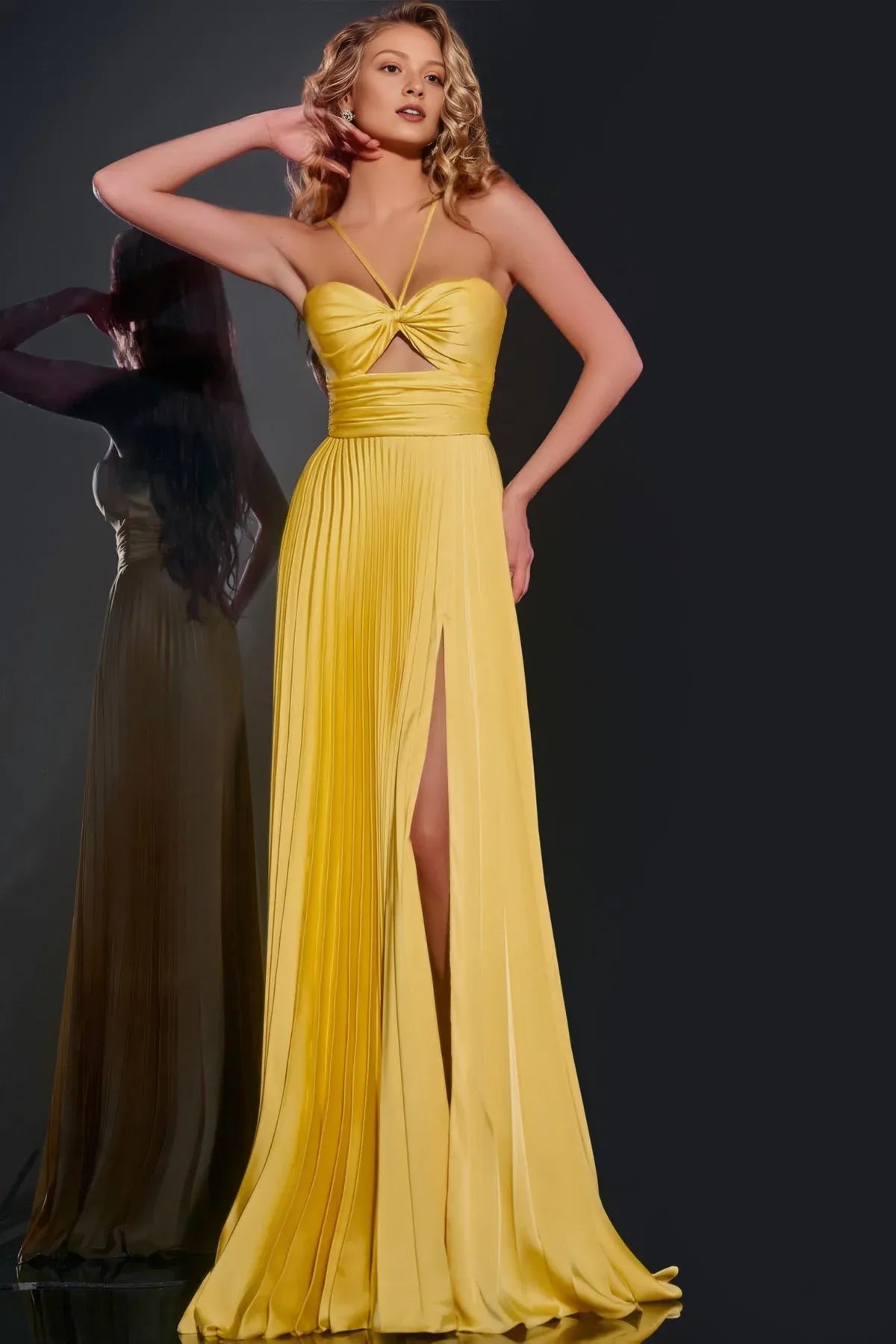 Vestido Weitese amarillo con cuello halter, corte plisado y abertura alta que muestra un encanto sensual y opulento. 