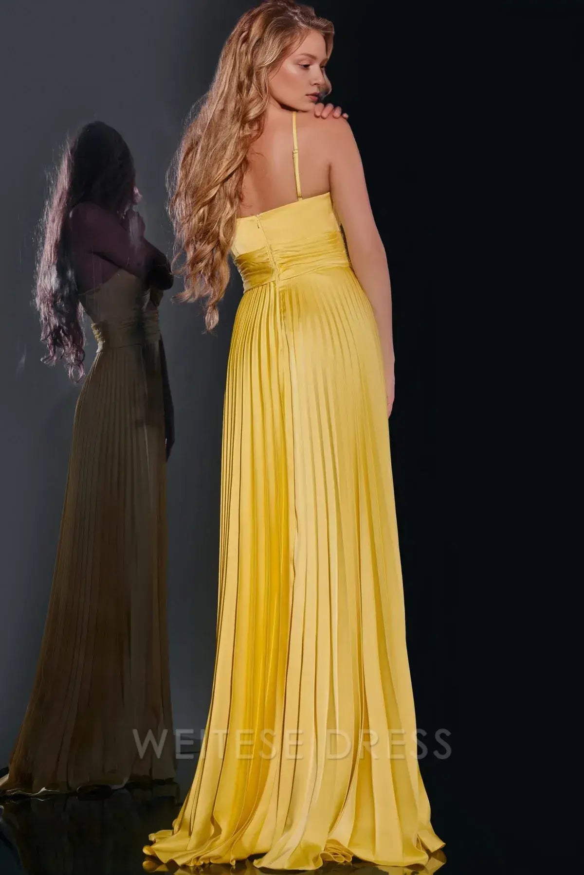 Vestido Weitese amarillo con cuello halter, corte plisado y abertura alta que muestra un encanto sensual y opulento. 