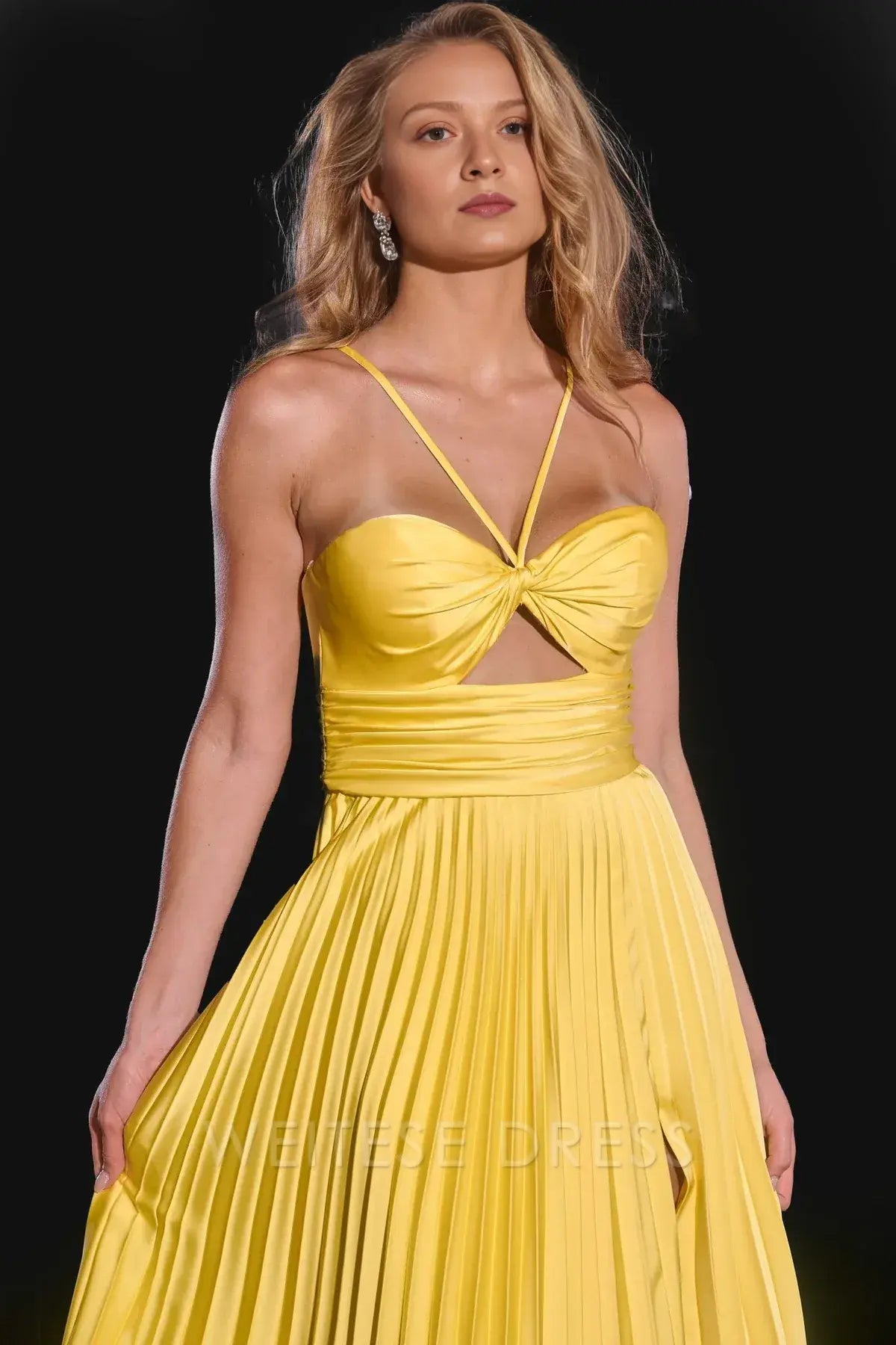 Robe Weitese jaune à col licou avec découpes, silhouette plissée et fente haute, mettant en valeur une robe de bal au charme opulent et sexy 