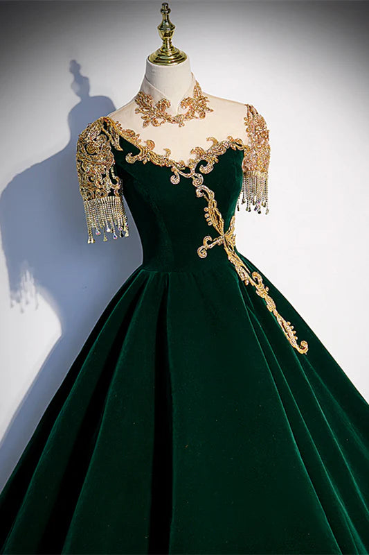 Robe de bal longue trapèze vert foncé élégante et magnifique avec col montant doré. Magasins de robes de bal 