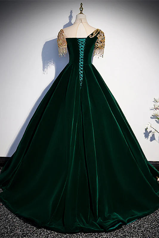 Robe de bal longue trapèze vert foncé élégante et magnifique avec col montant doré. Magasins de robes de bal 