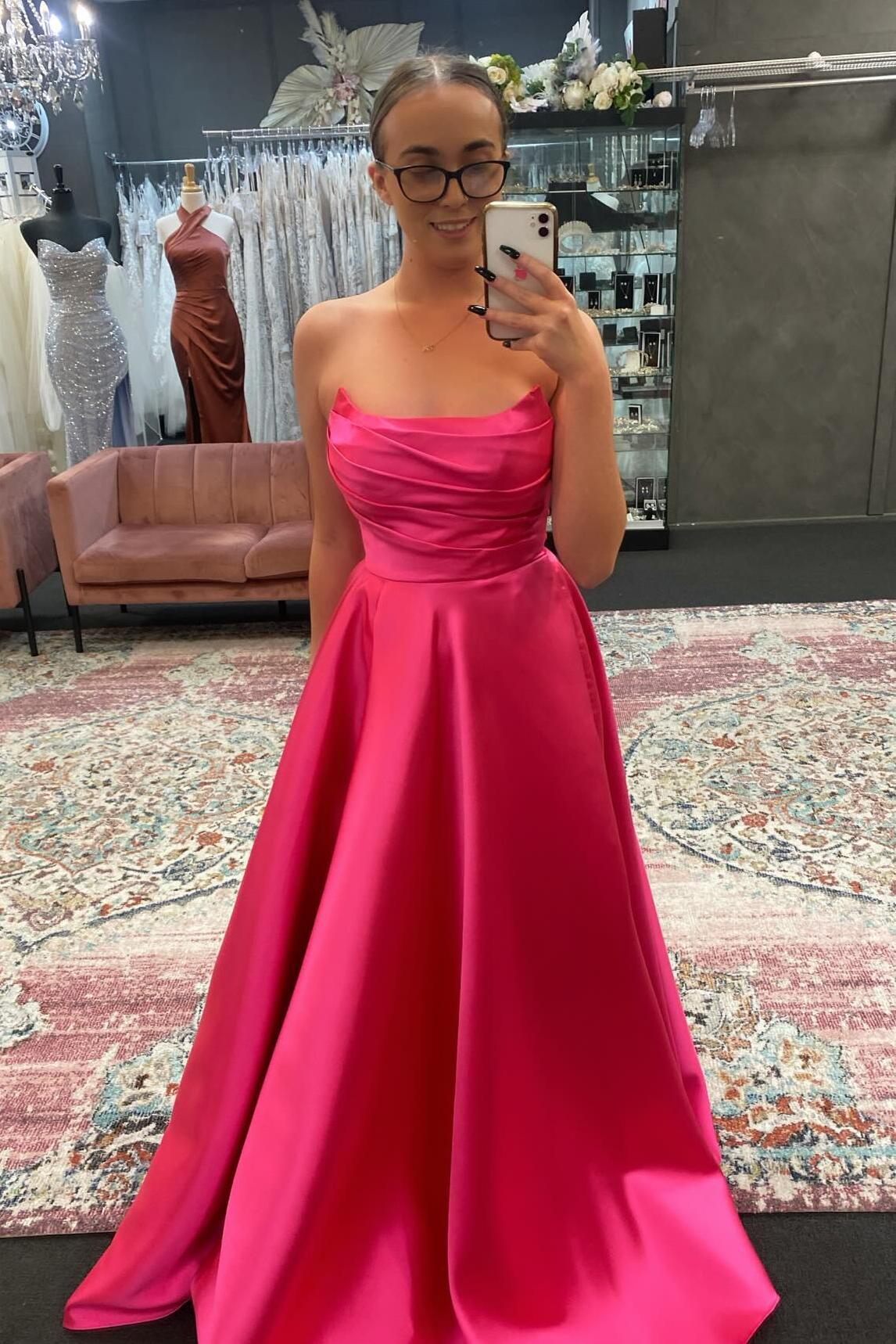 Robe de bal longue en satin vert sauge, coupe trapèze, sans bretelles, épaules dénudées, longueur au sol. Magasins de robes de bal 