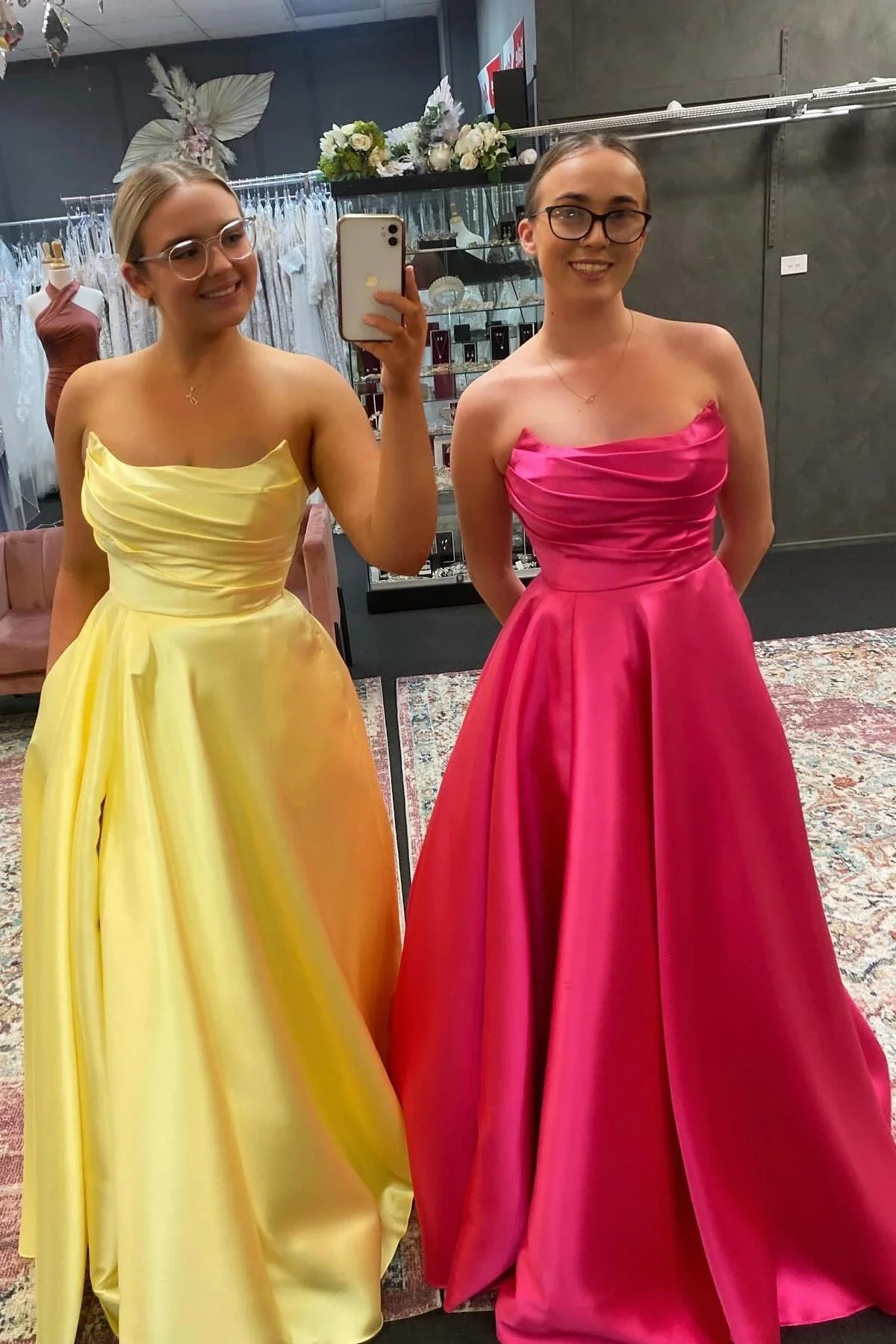 Robe de bal longue en satin vert sauge, coupe trapèze, sans bretelles, épaules dénudées, longueur au sol. Magasins de robes de bal 