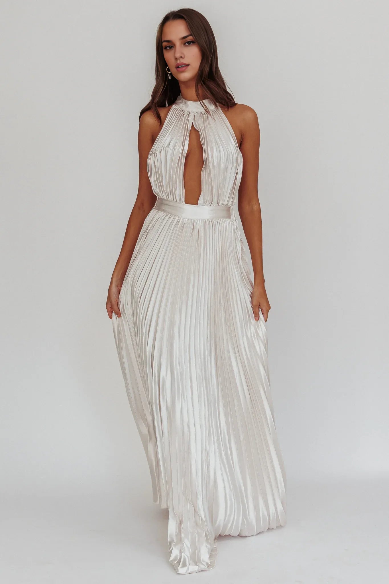 Vestido Weitese elegante de satén rosa coral plisado, largo, cuello halter, plisado, detalle de corte y dobladillo fluido. 