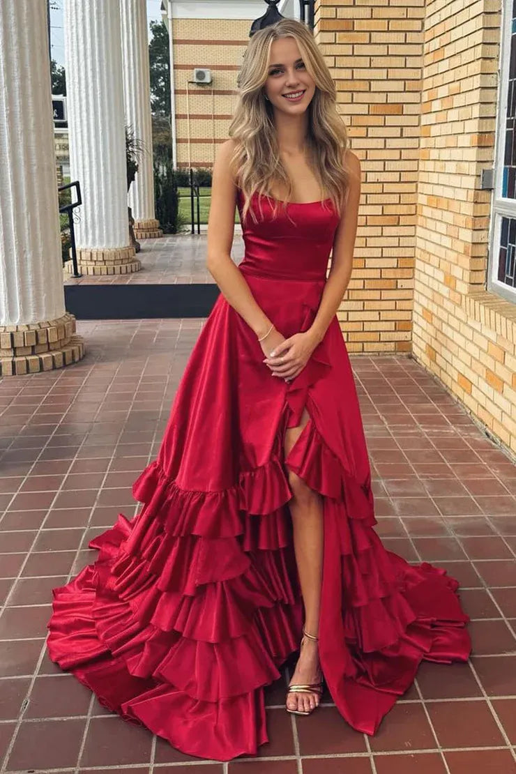 Robe de bal longue en satin rouge à volants et décolleté en cœur avec fente