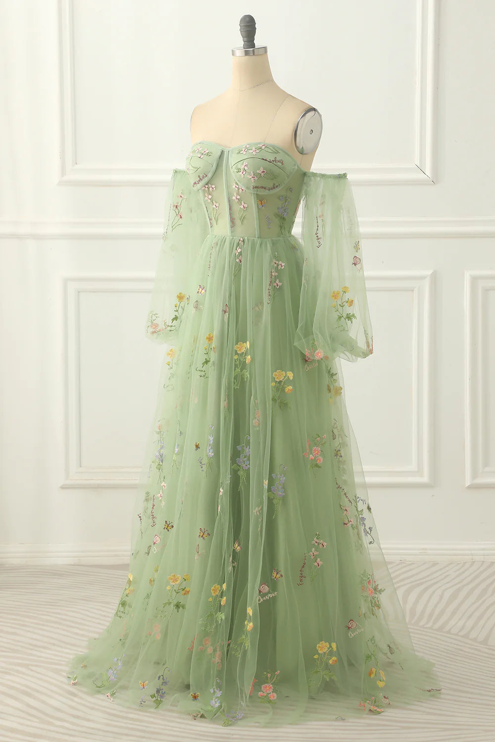 Robe de bal trapèze en tulle vert à épaules dénudées