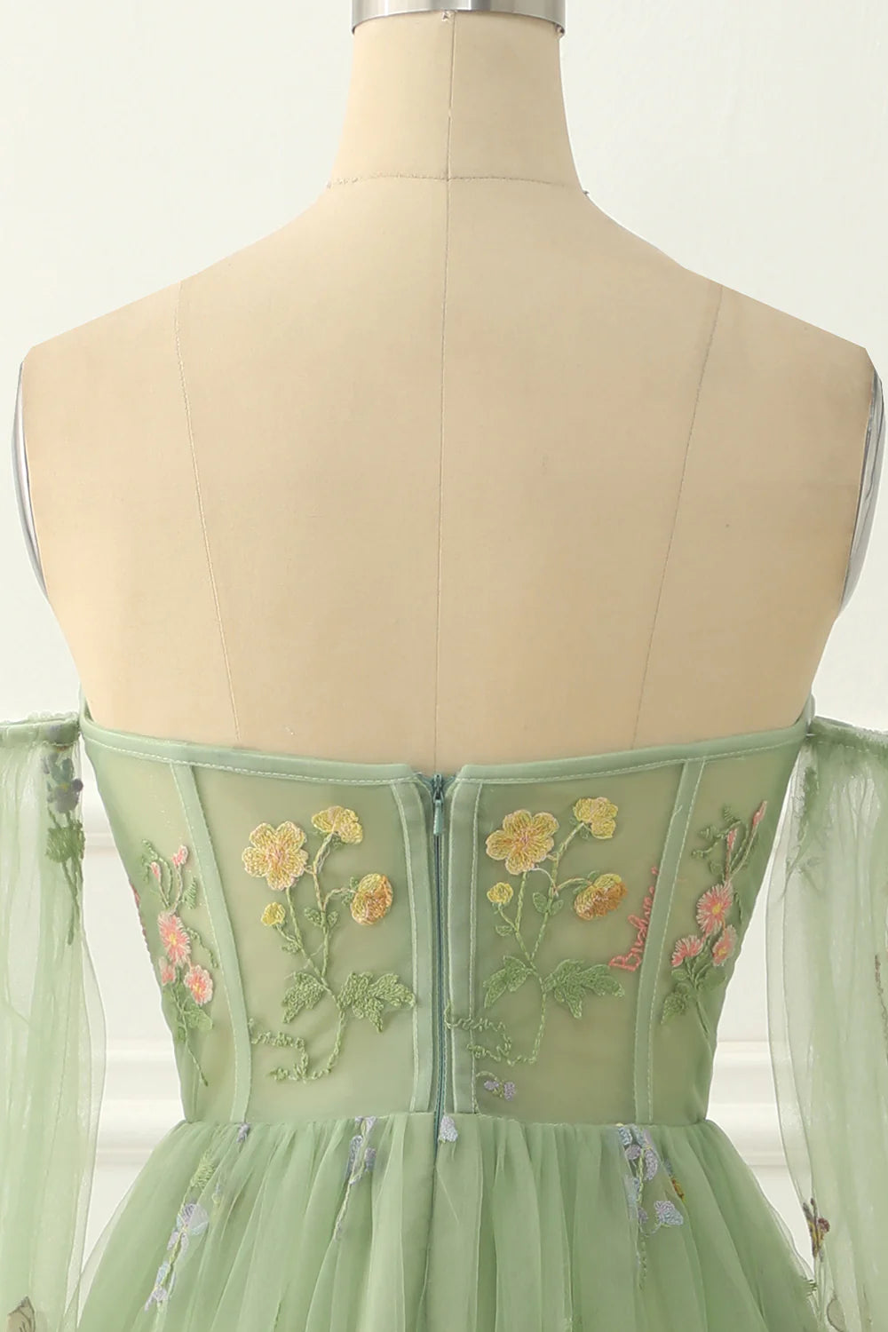 Robe de bal trapèze en tulle vert à épaules dénudées