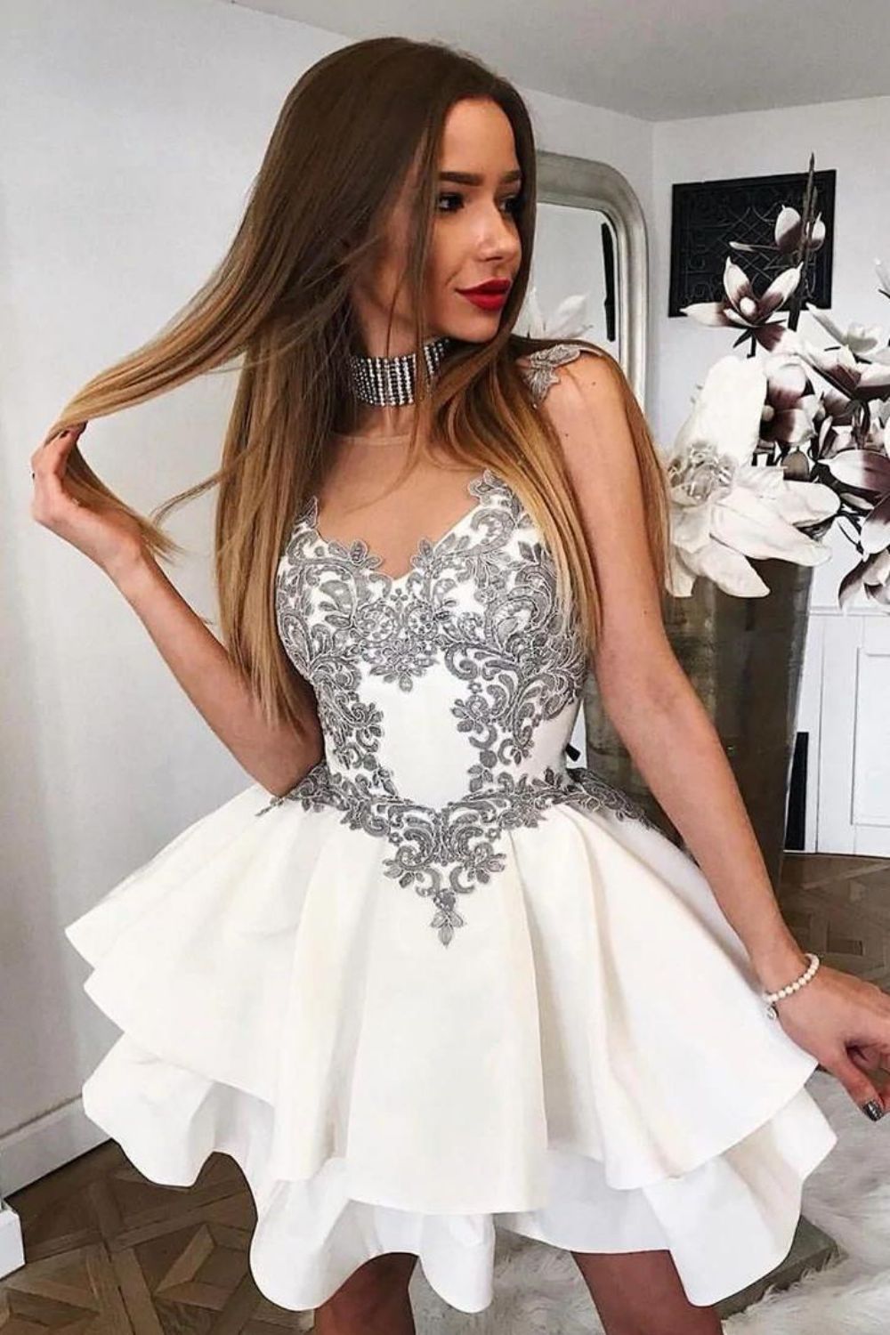 Vestido corto blanco de fiesta Weitese con apliques plateados