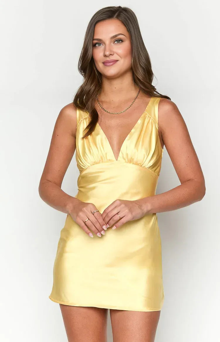 Wide Straps V Neck Short Graduation Party Homecoming Dresses Backless Sleeveless Pleats Formal Sexy Short Cocktail Dresses for Women