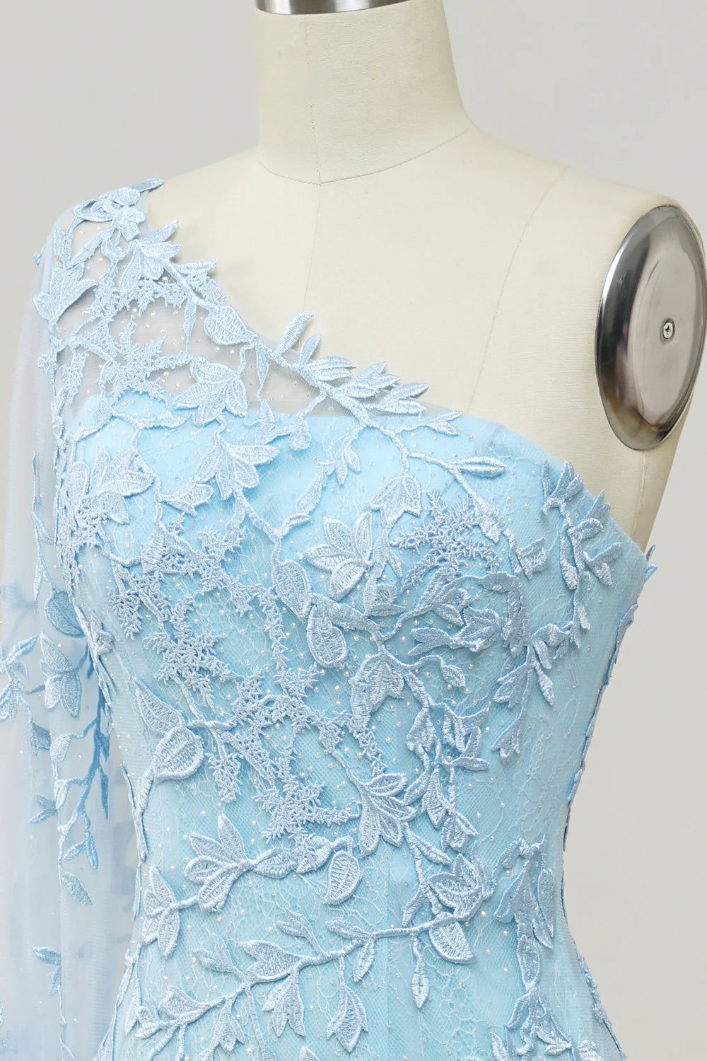 Vestido de fiesta de sirena azul cielo con un solo hombro y apliques