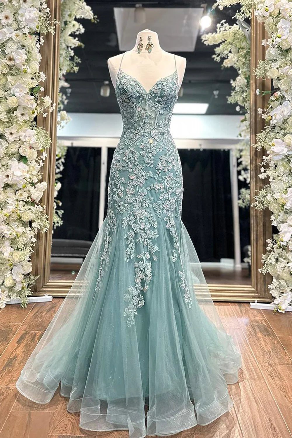 Impresionante vestido de fiesta de sirena con tirantes finos, corsé y apliques