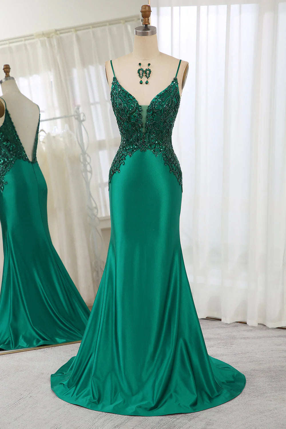 Vestido de fiesta verde oscuro con lentejuelas, corte sirena, espalda descubierta y apliques de cuentas