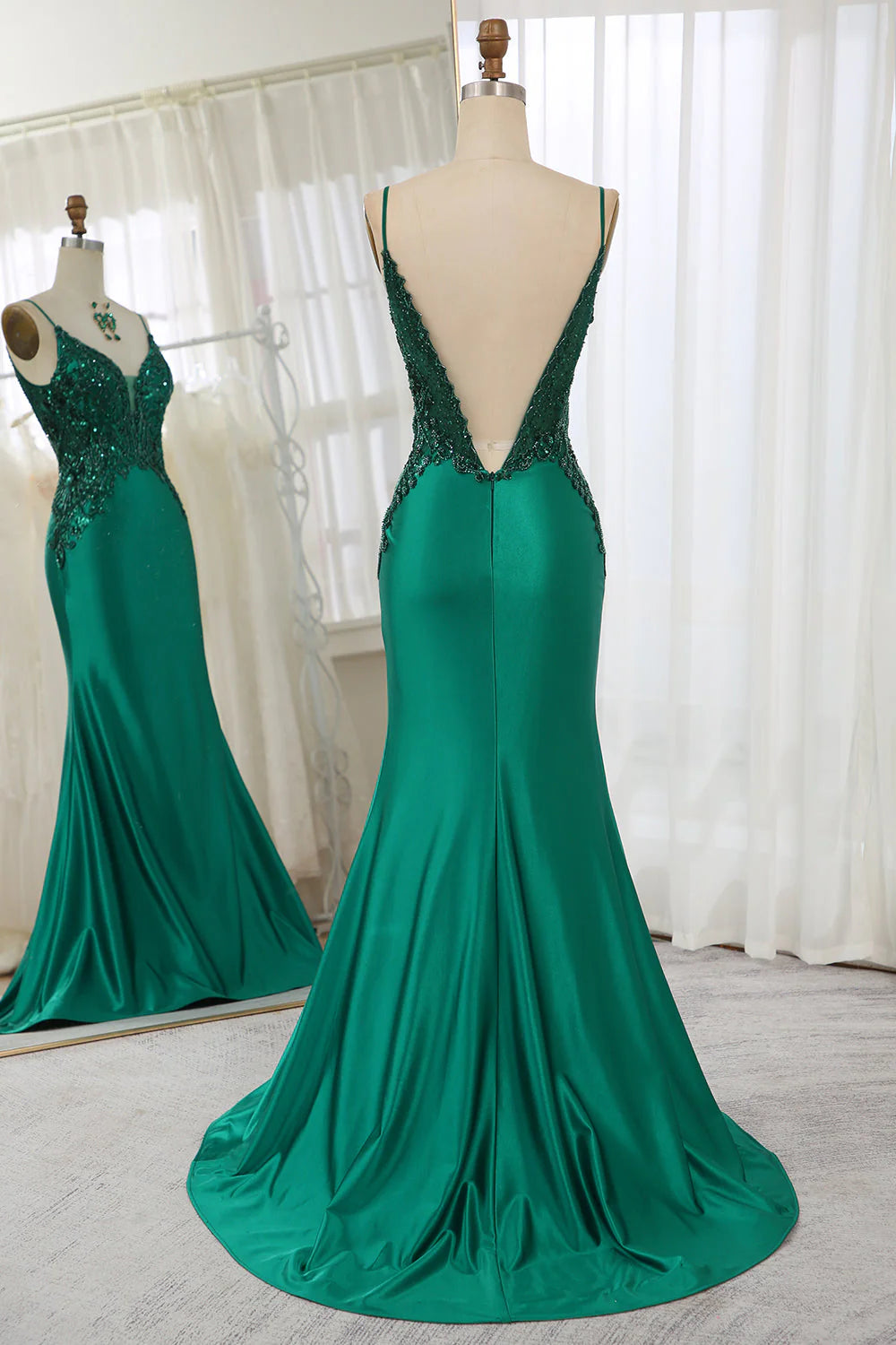 Vestido de fiesta verde oscuro con lentejuelas, corte sirena, espalda descubierta y apliques de cuentas