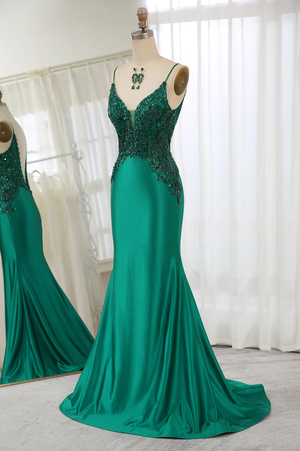 Vestido de fiesta verde oscuro con lentejuelas, corte sirena, espalda descubierta y apliques de cuentas