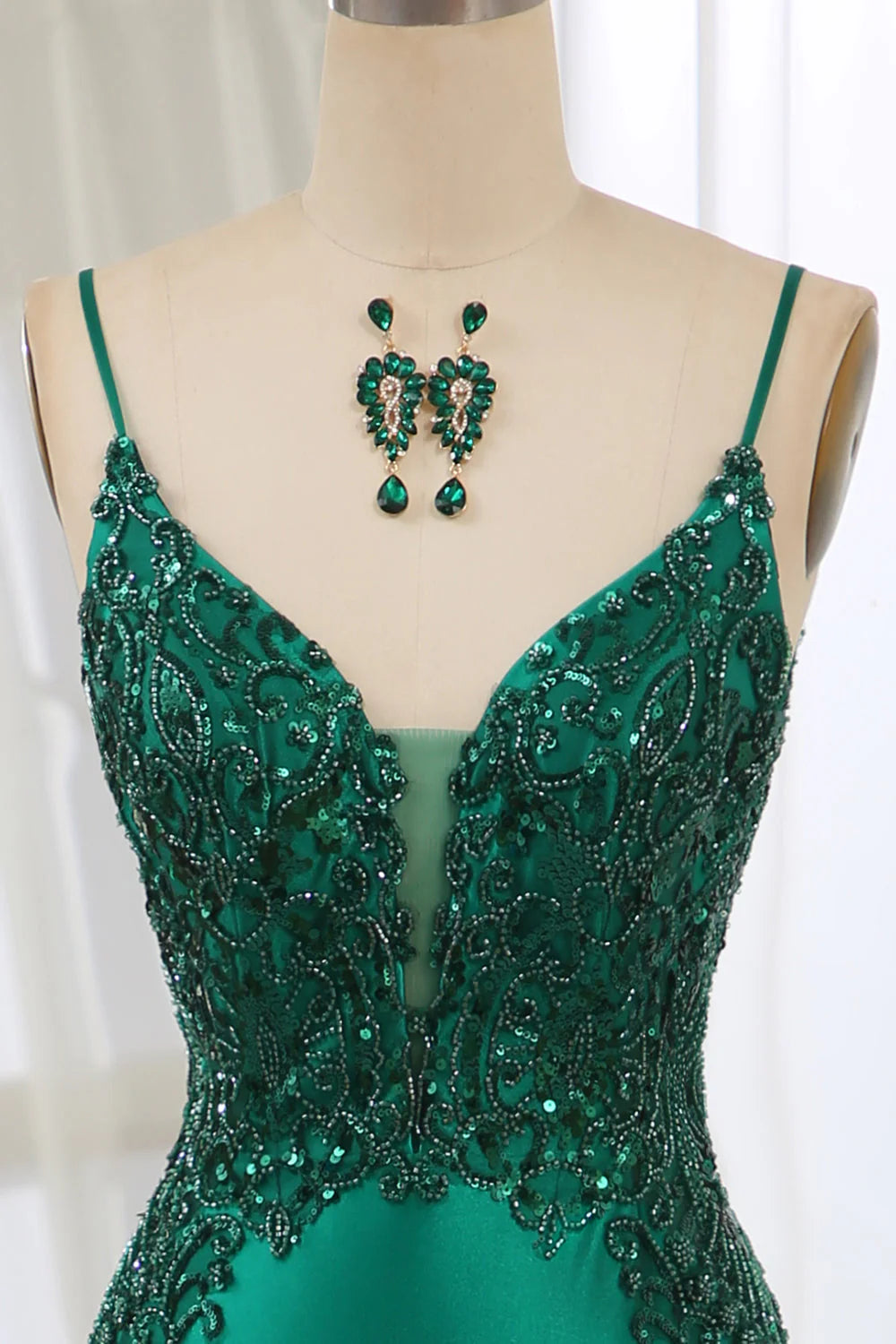 Vestido de fiesta verde oscuro con lentejuelas, corte sirena, espalda descubierta y apliques de cuentas