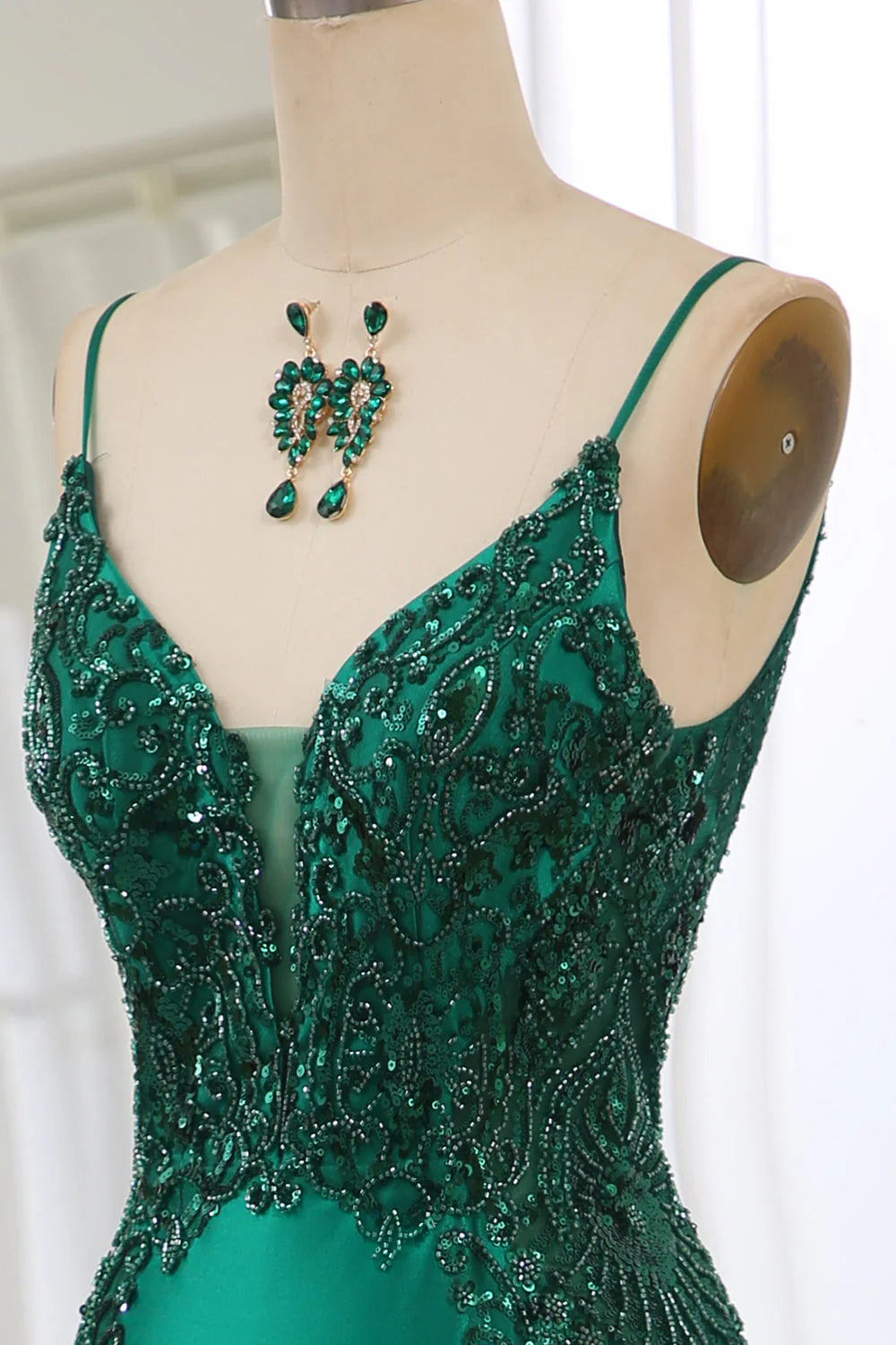 Vestido de fiesta verde oscuro con lentejuelas, corte sirena, espalda descubierta y apliques de cuentas