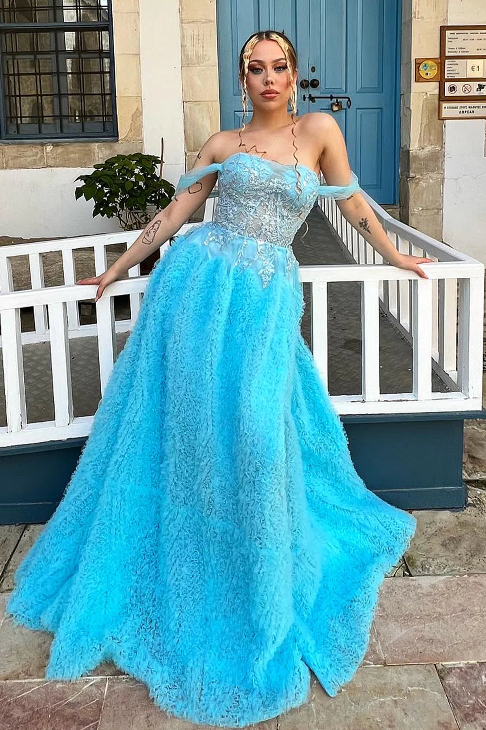 Robe de bal princesse bleue à épaules dénudées et coupe trapèze avec corset et fente