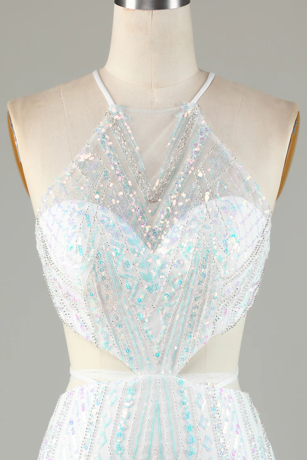 Vestido de fiesta blanco brillante con cuello halter y espalda con cordones