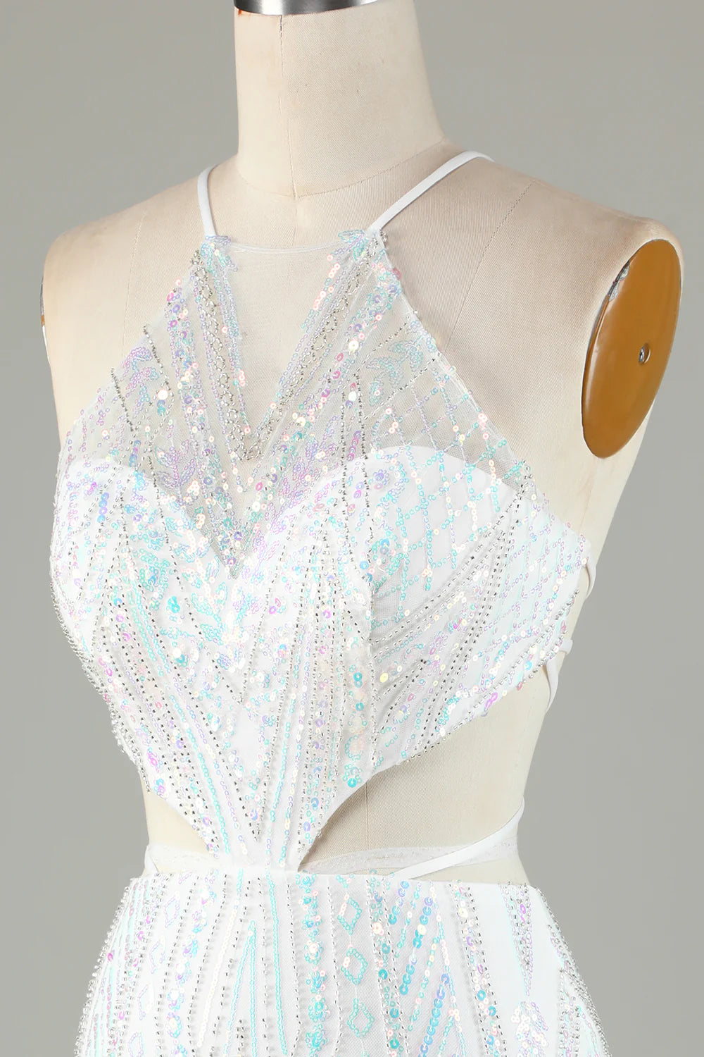 Vestido de fiesta blanco brillante con cuello halter y espalda con cordones