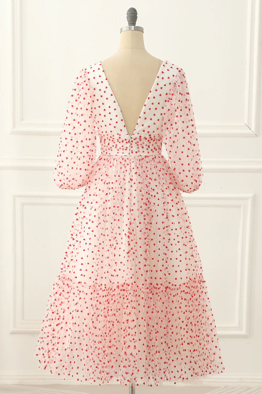 Robe de bal rouge en tulle, col en V, manches longues, coupe trapèze, avec cœurs