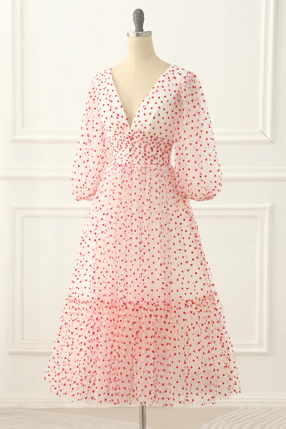 Robe de bal rouge en tulle, col en V, manches longues, coupe trapèze, avec cœurs