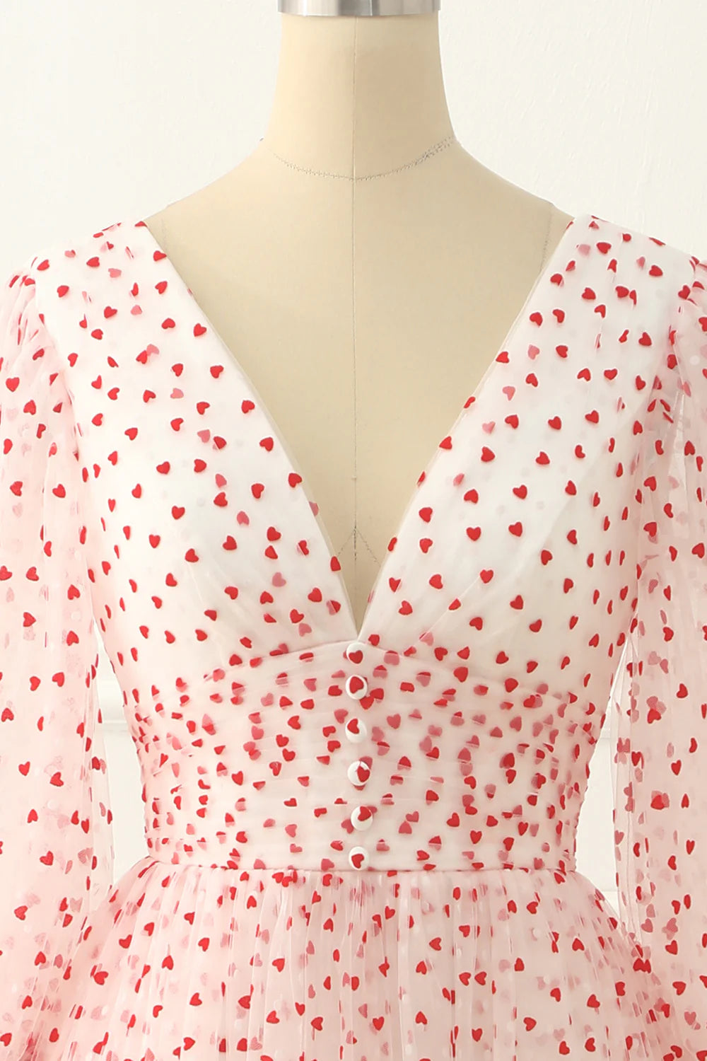 Robe de bal rouge en tulle, col en V, manches longues, coupe trapèze, avec cœurs