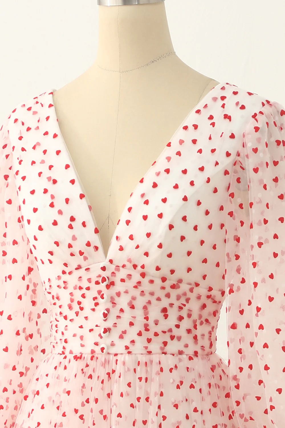 Robe de bal rouge en tulle, col en V, manches longues, coupe trapèze, avec cœurs