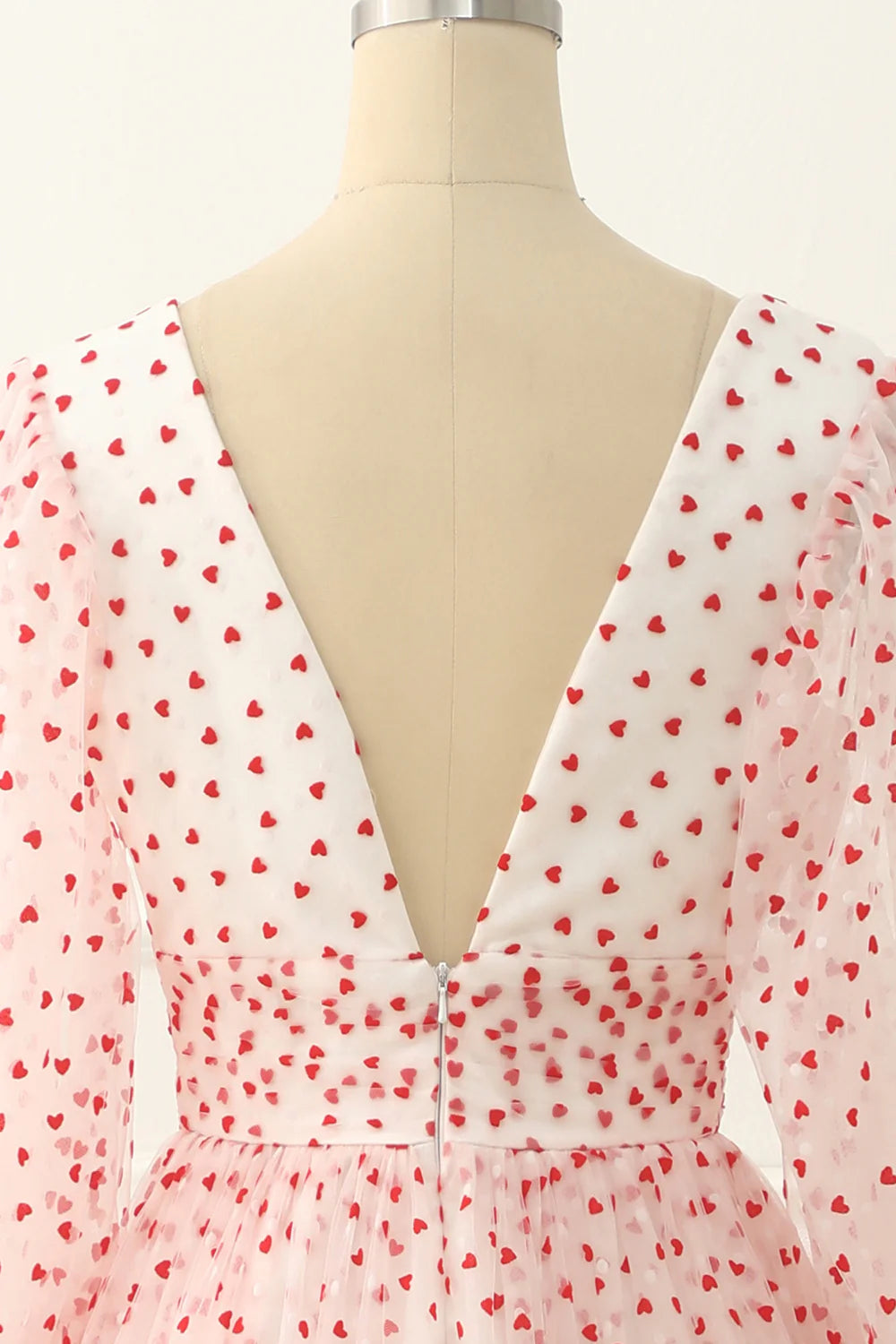 Robe de bal rouge en tulle, col en V, manches longues, coupe trapèze, avec cœurs