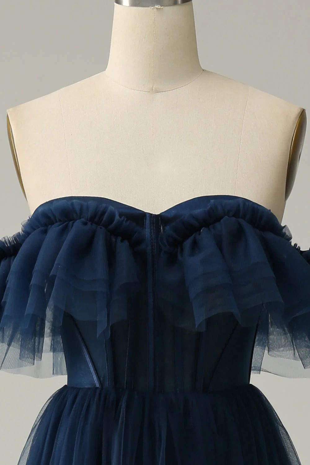 Robe de bal longue en tulle à épaules dénudées et décolleté en cœur