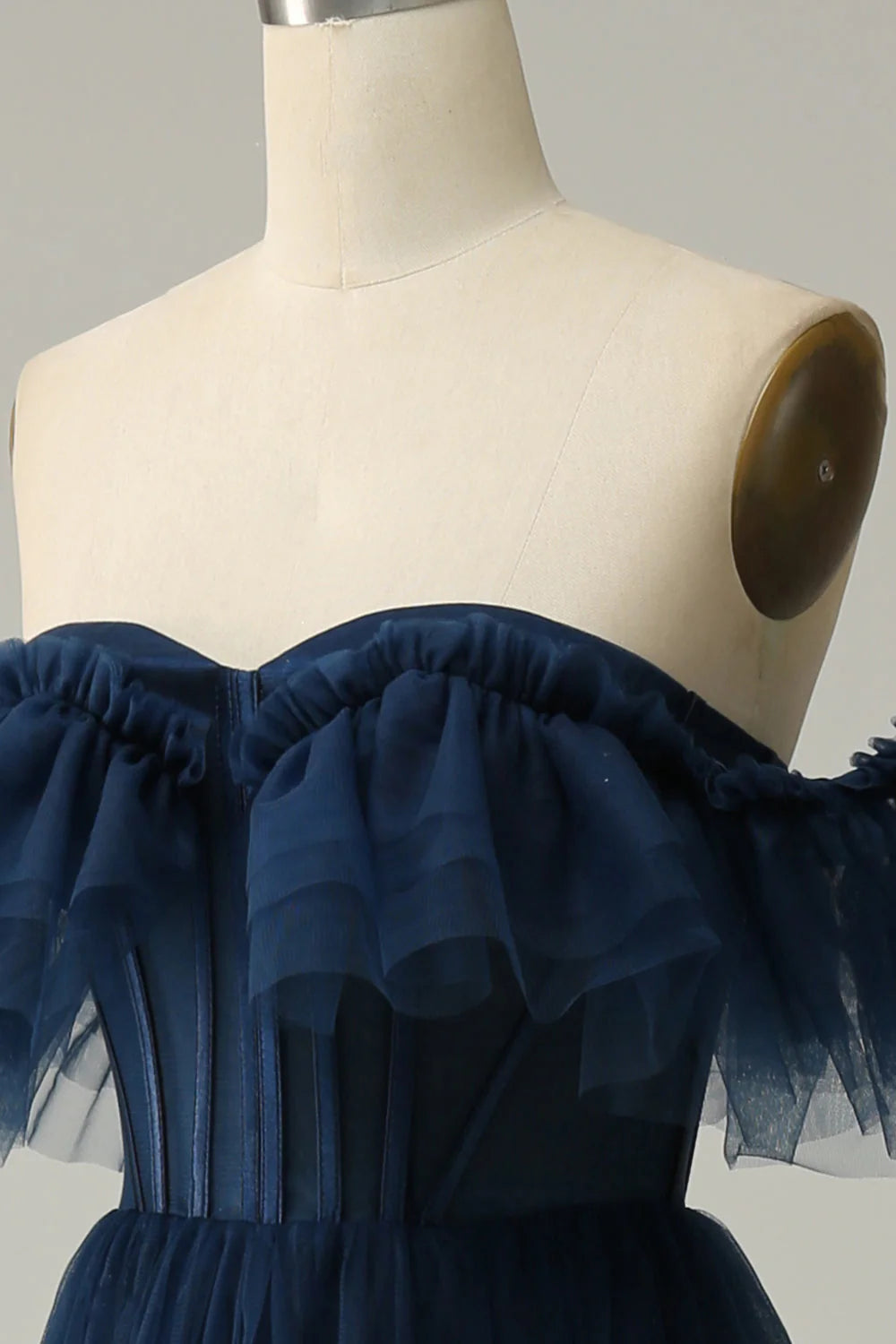 Robe de bal longue en tulle à épaules dénudées et décolleté en cœur