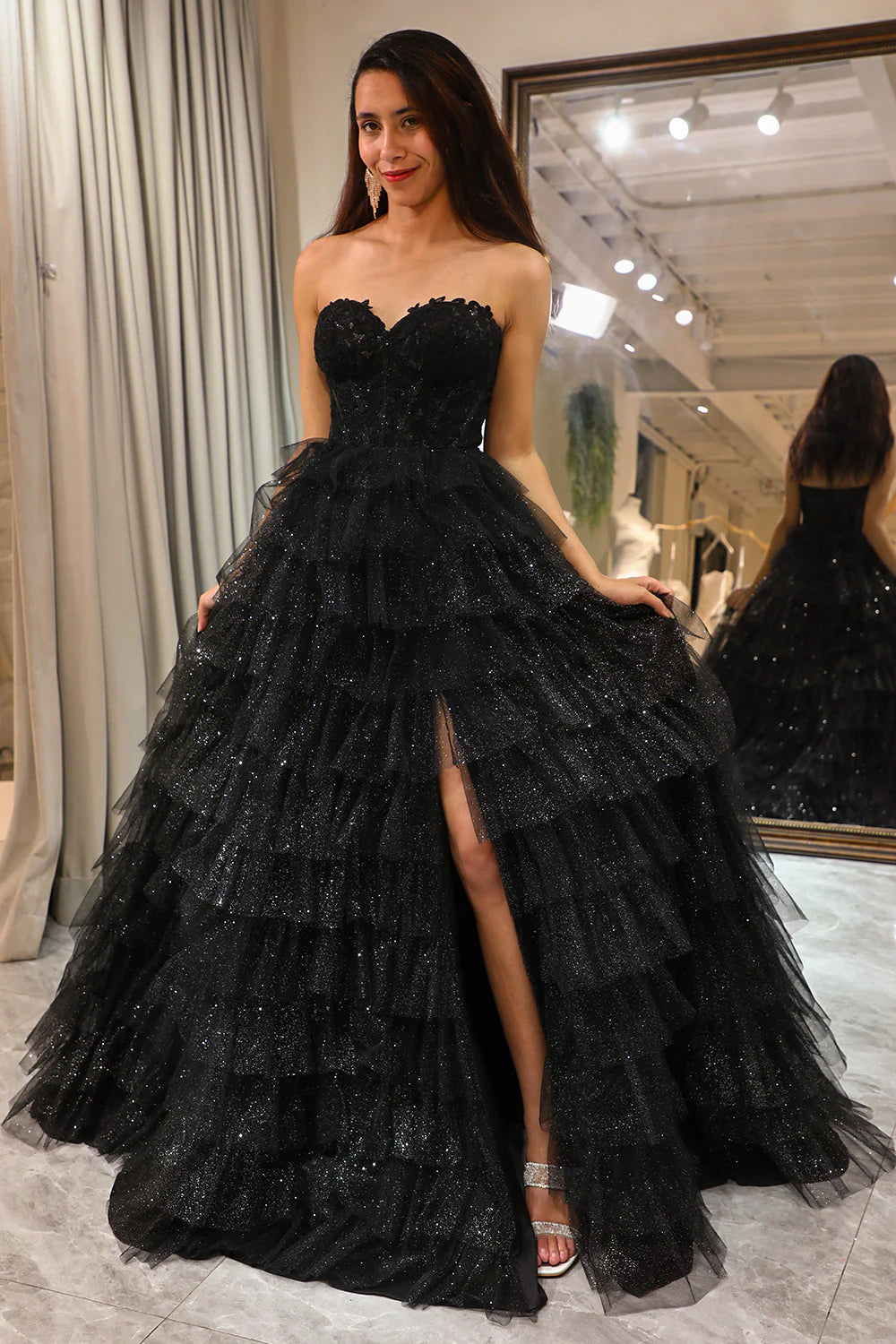 Robe de bal trapèze tendance à volants et paillettes, décolleté en cœur, style corset, avec fente