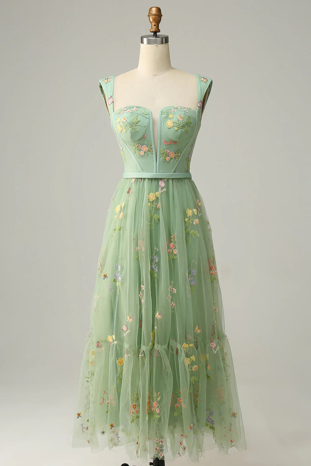 Robe de bal longue en tulle vert à bretelles brodées