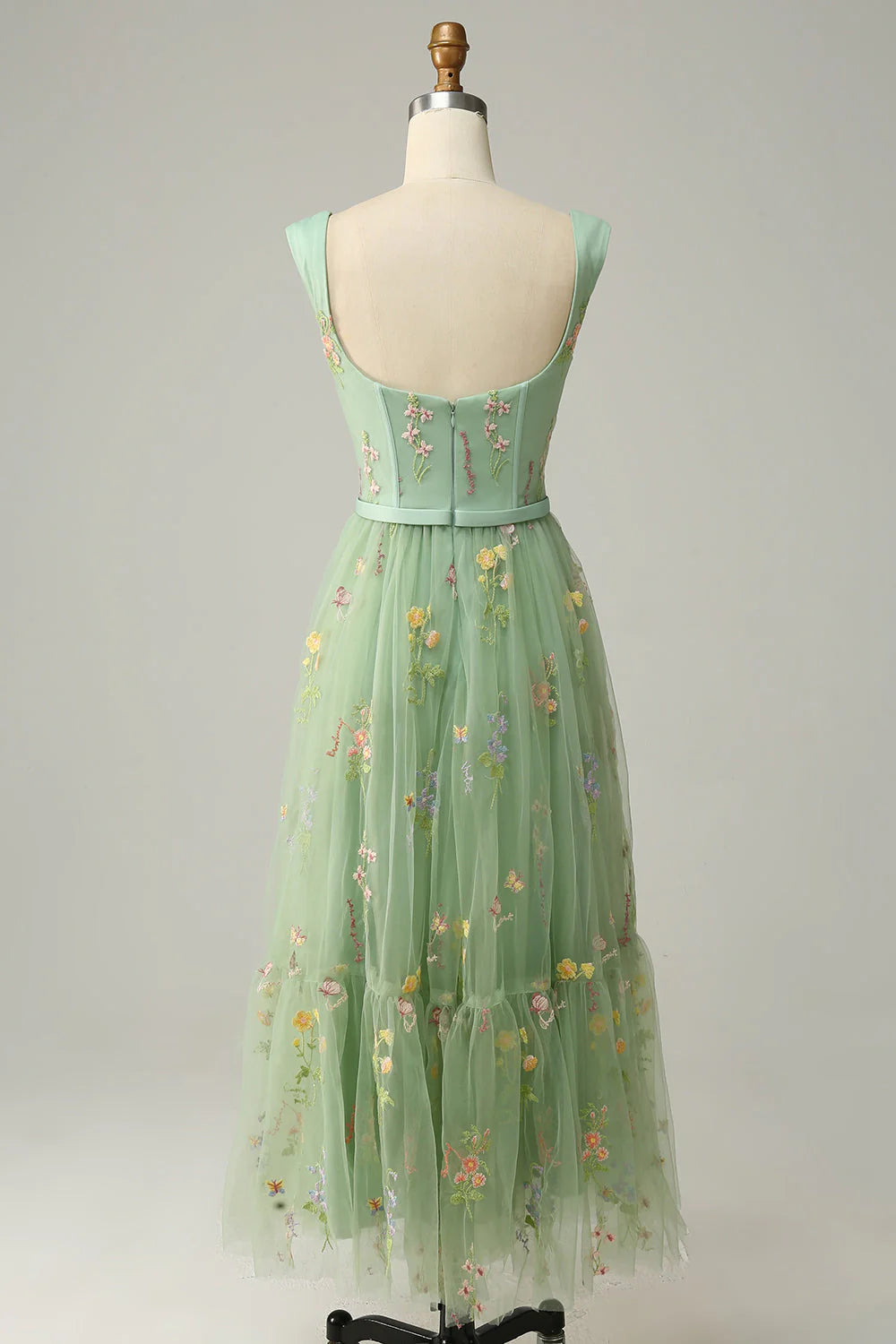 Robe de bal longue en tulle vert à bretelles brodées